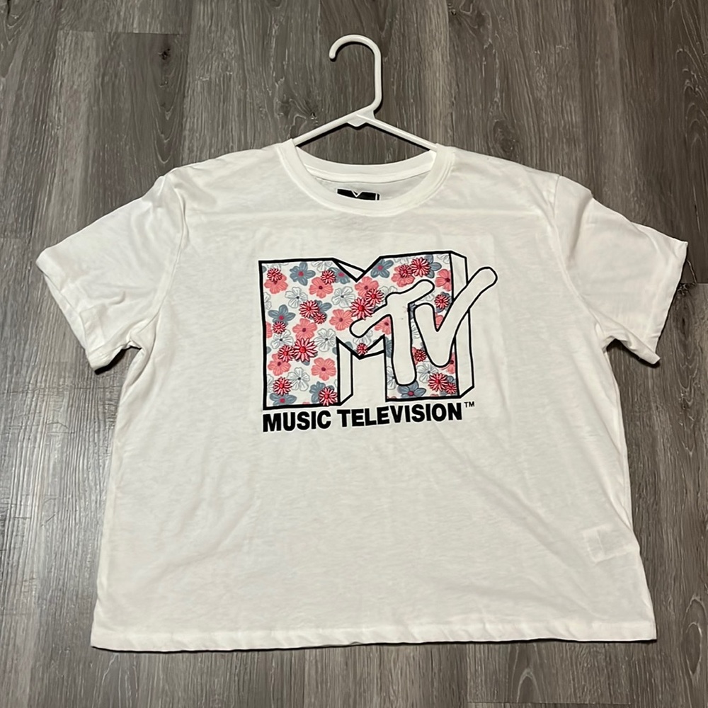 White mtv Cropped tee